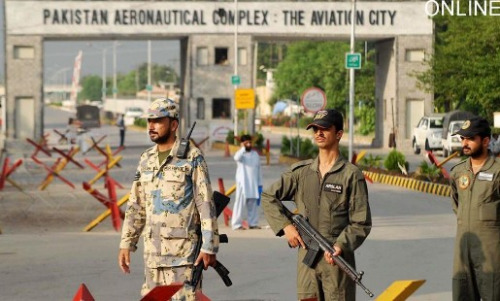 空軍基地遭襲后,巴基斯坦派出部隊在機場附近執行警戒任務。 空軍基地遭襲后,巴基斯坦派出部隊在機場附近執行警戒任務。