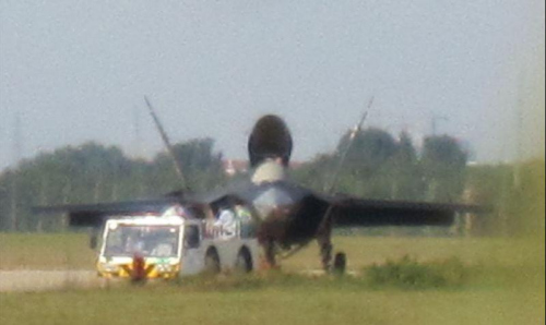 資料圖:中國殲-31隱形戰斗機 資料圖:中國殲-31隱形戰斗機