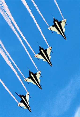 6架紅藍(lán)涂裝的殲-10戰(zhàn)機(jī)縱情潑墨寫(xiě)意 6架紅藍(lán)涂裝的殲-10戰(zhàn)機(jī)縱情潑墨寫(xiě)意