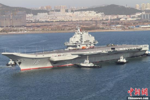 10月30日10時(shí)20分,中國航母“遼寧艦”停靠在遼寧省大連港碼頭,完成了其正式交接入役后的首次出海。圖為“遼寧艦”在拖船的簇?fù)硐埋傁虼筮B港碼頭。<a target='_blank' >中新社</a>發(fā) 宋太盛 攝 10月30日10時(shí)20分,中國航母“遼寧艦”停靠在遼寧省大連港碼頭,完成了其正式交接入役后的首次出海。圖為“遼寧艦”在拖船的簇?fù)硐埋傁虼筮B港碼頭。<a target='_blank' >中新社</a>發(fā) 宋太盛 攝