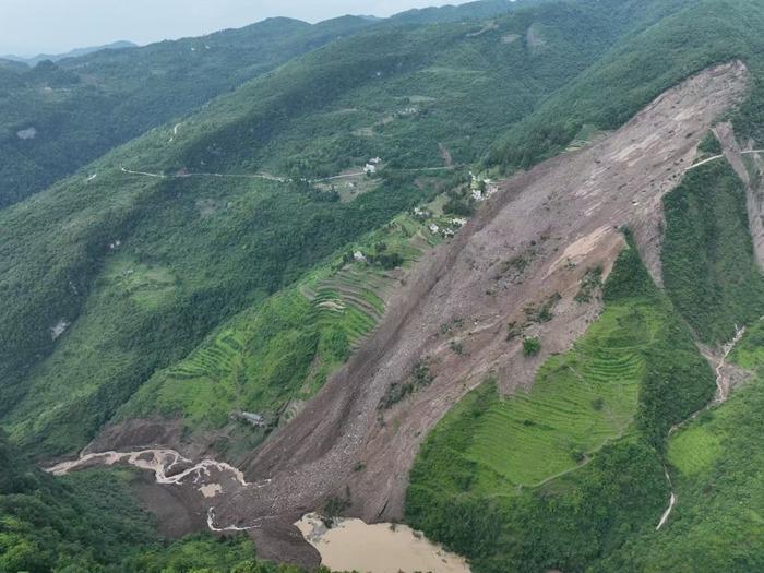 航拍貴州大方縣果瓦鄉山體滑坡現場