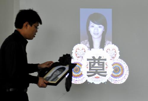 新娘結婚前8天遇害新郎抱遺照殯儀館辦婚禮