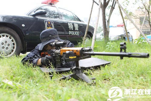 中國特警狙擊手50米外射擊刀刃命中率達90%