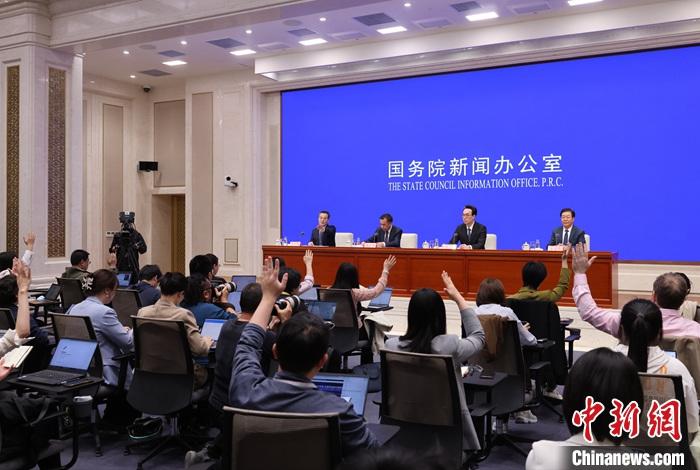 4月17日,中國國務(wù)院新聞辦公室在北京舉行新聞發(fā)布會,國家發(fā)展改革委副主任劉蘇社,副秘書長、國民經(jīng)濟綜合司司長袁達,政策研究室主任金賢東解讀宏觀經(jīng)濟形勢和政策,并答記者問。 <a target='_blank' href='/'>中新社</a>記者 楊可佳 攝 4月17日,中國國務(wù)院新聞辦公室在北京舉行新聞發(fā)布會,國家發(fā)展改革委副主任劉蘇社,副秘書長、國民經(jīng)濟綜合司司長袁達,政策研究室主任金賢東解讀宏觀經(jīng)濟形勢和政策,并答記者問。 <a target='_blank' href='/'>中新社</a>記者 楊可佳 攝