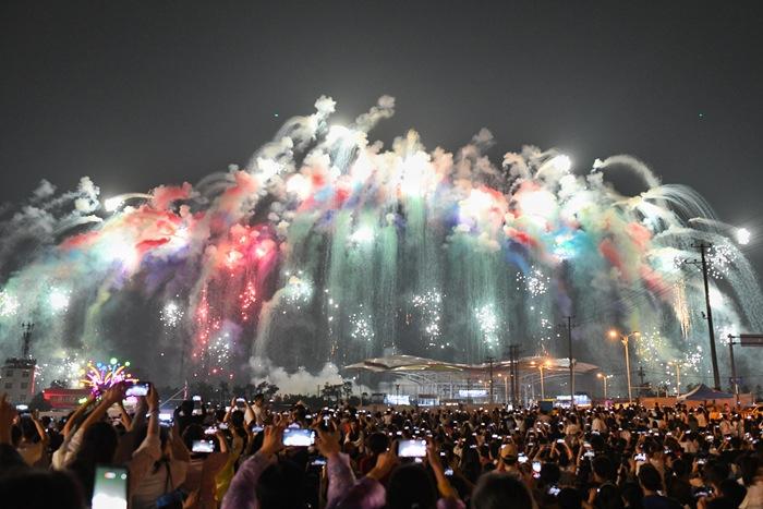 數萬游客觀賞瀏陽煙花夢幻星河