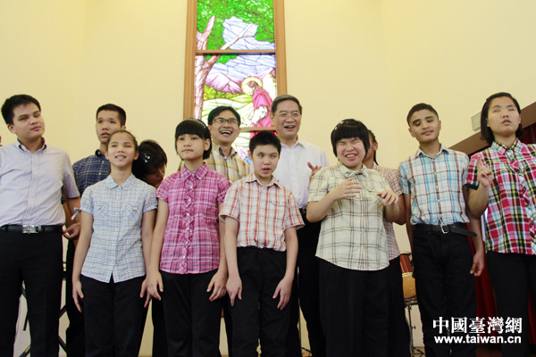 張志軍在臺中惠明盲校與師生互動