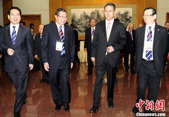 何亞非設(shè)“家宴”款待香港潮屬社團(tuán)總會訪問團(tuán)